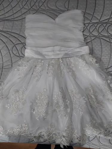 Vestido de noiva curto com detalhes em renda