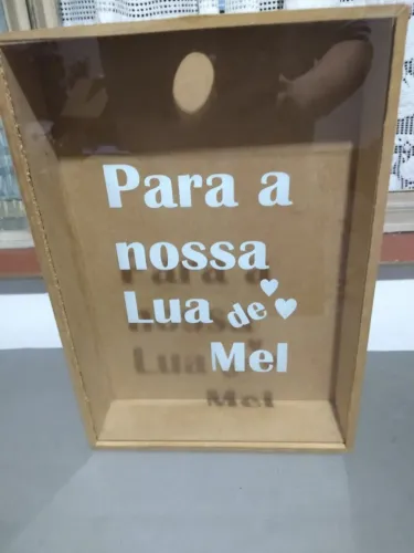 Caixa em MDF c/ Vidro Frontal p/ PIX Lua de Mel/Gravata dos Noivos
