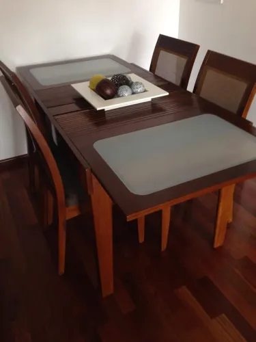 Mesa de Jantar com Detalhes em Vidro e 4 cadeiras