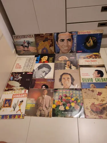 20 LPs  Nelson Gonçalves(3) Altemar Dutra(2) Silvio Caldas(2) Carlos Gardel Clara Nunes  e