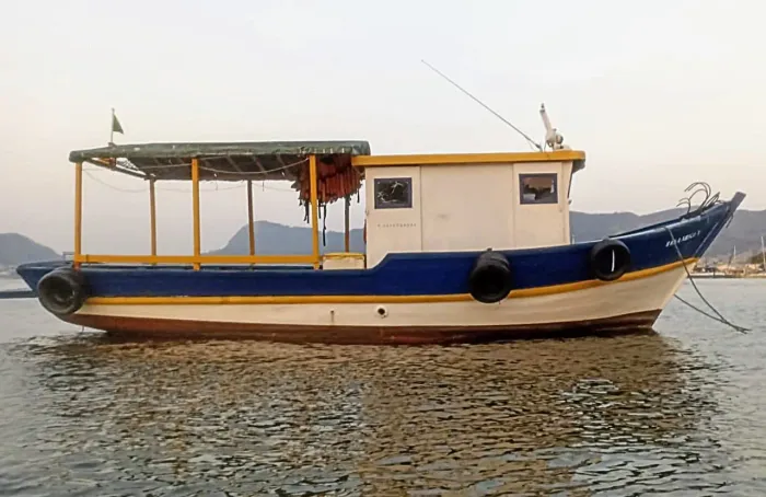 Vendo lindo barco todo fibrado pesca/paseeio/ 11 metros / 15passageiros 