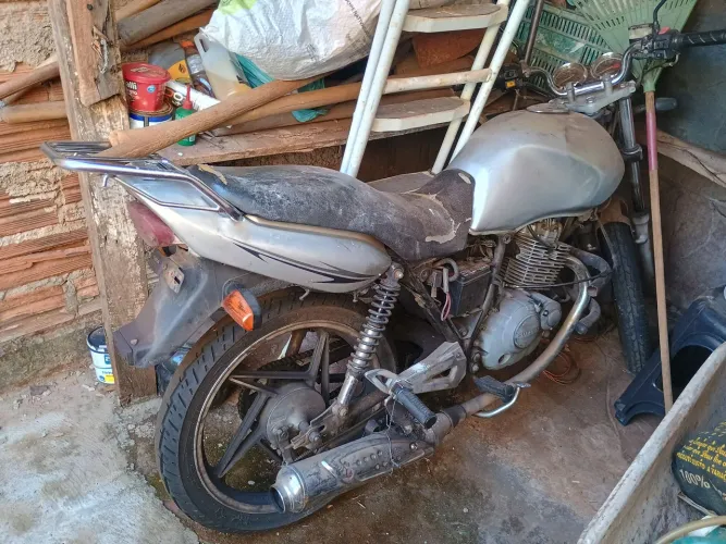 Suzuki Yes com motor batendo 