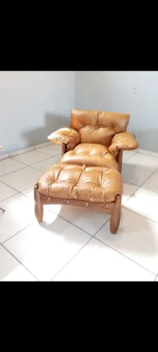 Poltrona mole Releitura em couro legítimo ! Tenho a pronto entrega