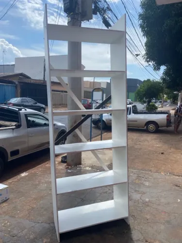 Prateleira de madeira muito nova gôndola