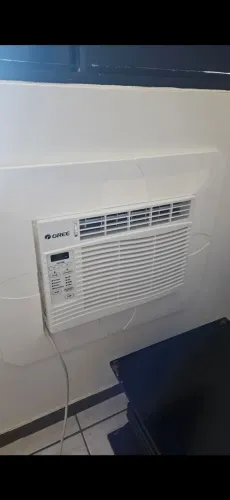 Vende-se ar condicionado de janela seminovo marca Degree com controle remoto + moldura 