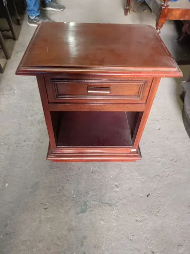 Mesa de cabeceira em madeira