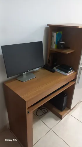 Mesa para computador com armário e gaveta