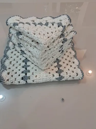 Trilho de mesa com suplas de croche
