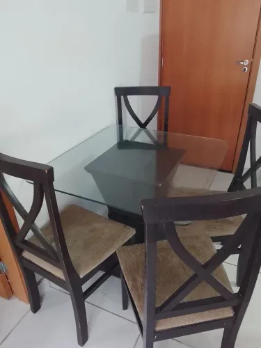 Geladeira , armário de cozinha e mesa