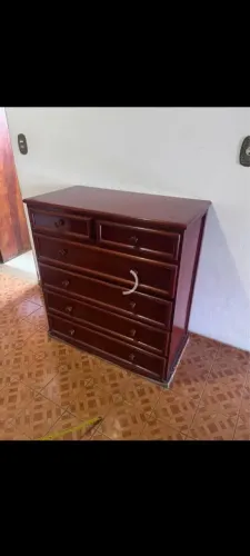 Cômoda com 6 gavetas.
