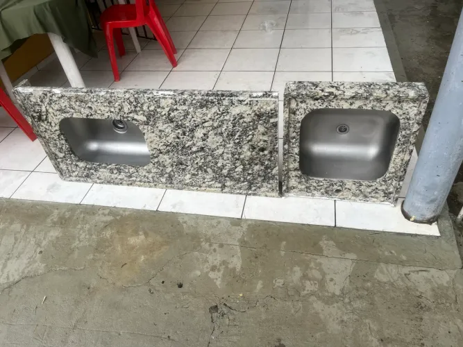 Vendo duas Pias de Granito