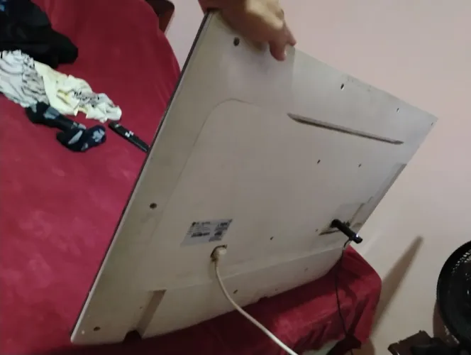 Tv LG 43 com tela intacta e defeito em algum componente eletrônico 