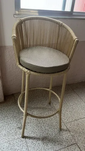 Banco alto bistrô em fibra natural