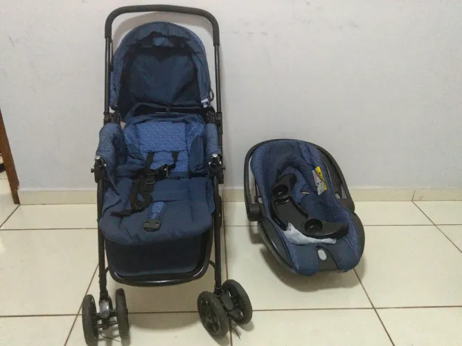 Carrinho de bebê com bebê conforto