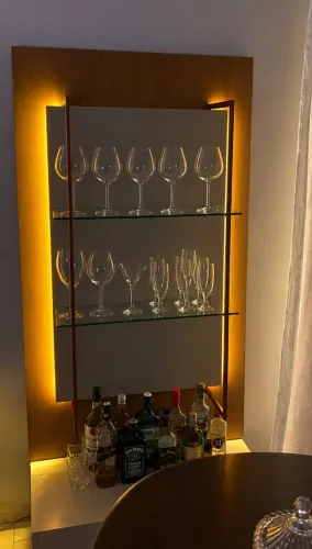 Cristaleira com LED, Prateleiras de Vidro e Nicho para Garrafas