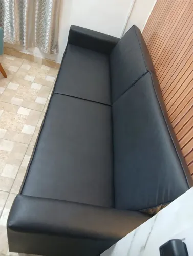 Vendo sofá de Corino Semi novo com nota fiscal 2.25 de comprimento 82 de largura