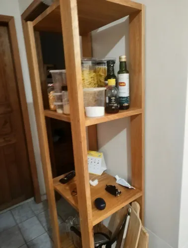 Estante Vertical De Cerejeira Com Rodinhas de Silicone