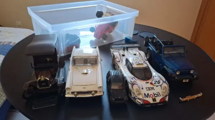 4 carros miniaturas antigas