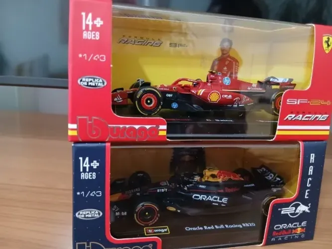 Miniatura Formula 1 Bburago 1:43 com acrílico e capacete