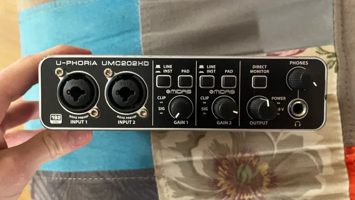 INTERFACE DE AUDIO BEHRINGER UMC202HD