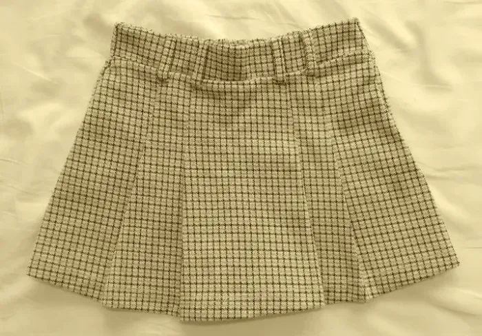 Short-saia infantil cáqui.