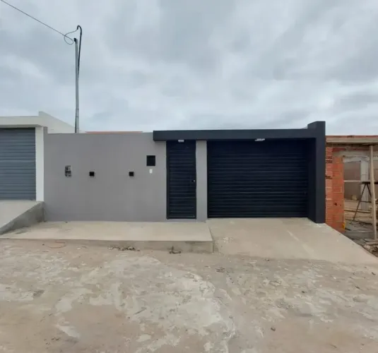 CASA A VENDA PROXIMO AO SHOPPING EM SERRINHA.