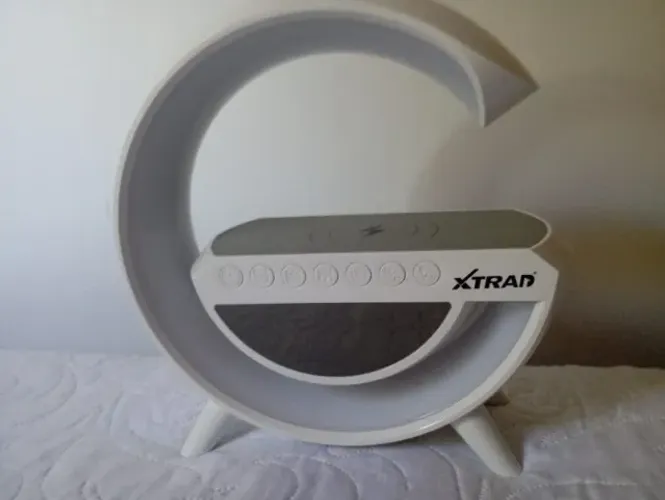 Luminária LED Xtrad com Caixa de Som Bluetooth e Carregador por Indução