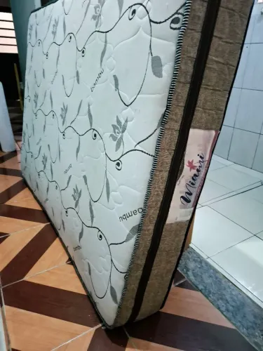 colchão de casal padrão ele é de mola ensacada já está higienizado aceito pix ou dinheiro 