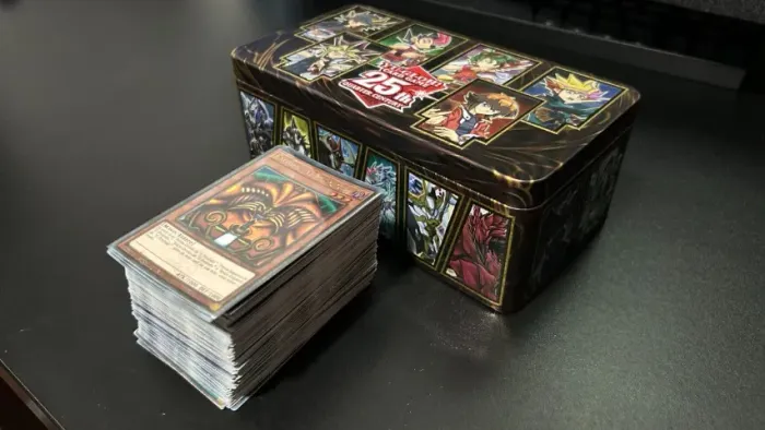 Coleção Yu-Gi-Oh - Lata Quarter Century + 3 decks prontos + 150 cards avulsos