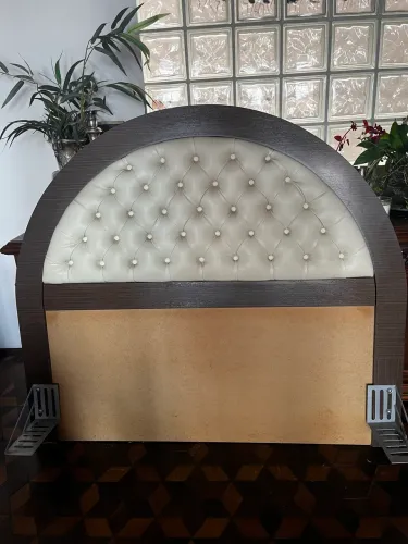 Vende -se cabeceira de cama de casal em capitonê de couro de verdade em madeira maciça