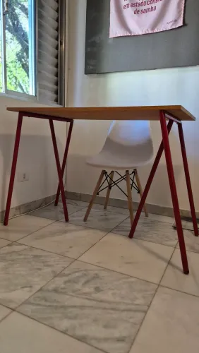 Mesa - tampo de madeira e cavaletes de ferro
