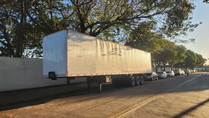 Carreta baú fachini 28 paletes