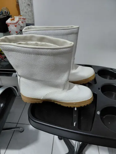 Bota com forro térmico nova 130  reais .