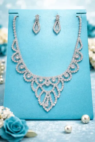 Conjunto colar e brincos brilhantes