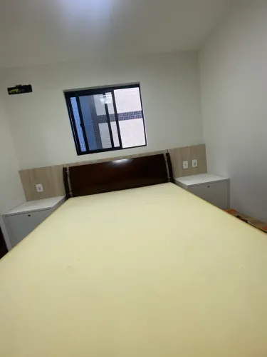 Cama queen em madeira tabaco