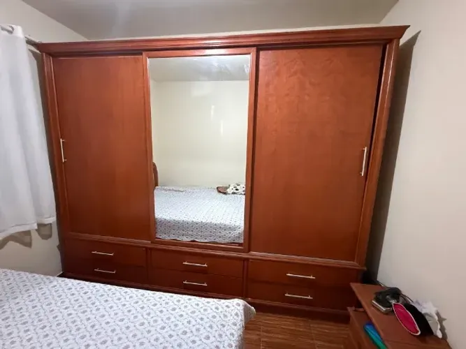 Grarda roupa,cama e cabeceira madeira maciça.