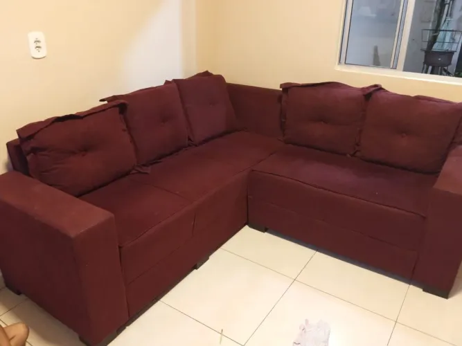 Vendo esse sofá novo um mês de uso só estou vendendo porque pra onde eu vou mora e peque