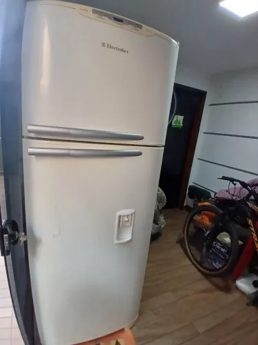 Vendo geladeira Electrolux 450l usada 
