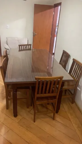 Mesa de madeira com 6 cadeiras