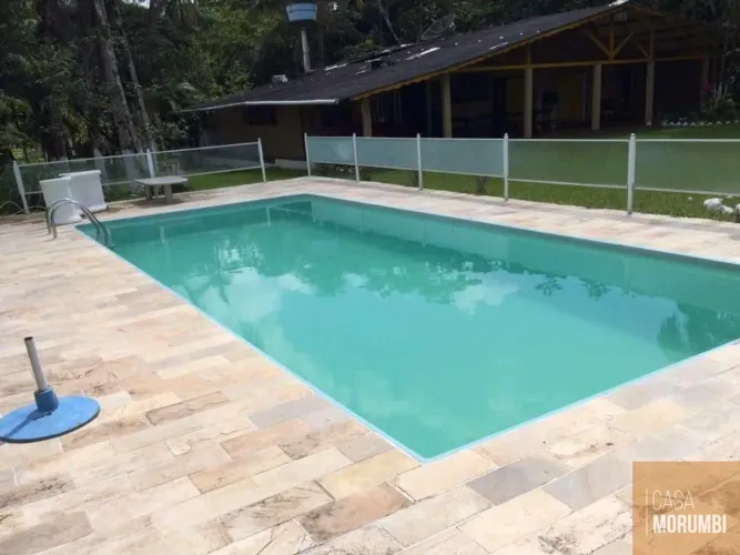 Chácara a venda c/ 2400 m² Total 325 m² de construção 3 Banheiros 6 Vagas 5 Quartos 3 Suít