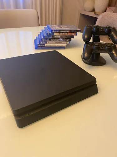 PS4 Slim 1TB + 2 controles + 6 jogos digitais