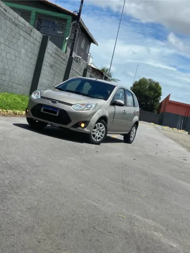 Vendo Fiesta hatch class 1.6, topo de linha. Manual e chave reserva, único dono.