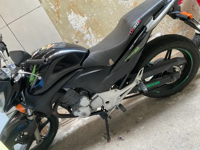Vendo cb300R ou troco em carro chama que das negócio
