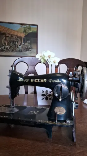 Máquina de costura Elgin antiga funcionando