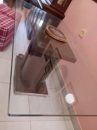 Mesa de vidro temperado e base de madeira. 
