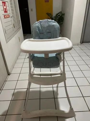 Cadeira de alimentação infantil