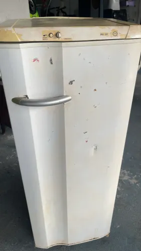Geladeira Eletrolux 240Lts re28