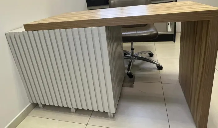 Mesa com gavetas largura ajustável