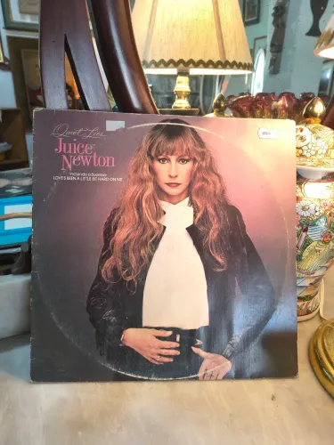 Vinil LP - Quiet lies - Joice Newton