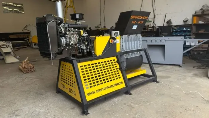 Triturador de madeira com pregos e grampos móvel